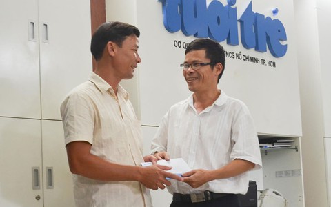 Trao quà cho cô giáo bệnh nặng vẫn gắng lên bục giảng
