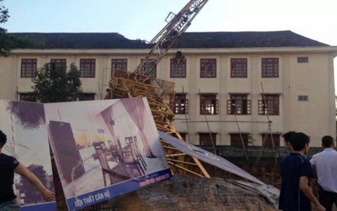 Cần cẩu đổ sập xuống sân trường, nam sinh lớp 10 tử vong
