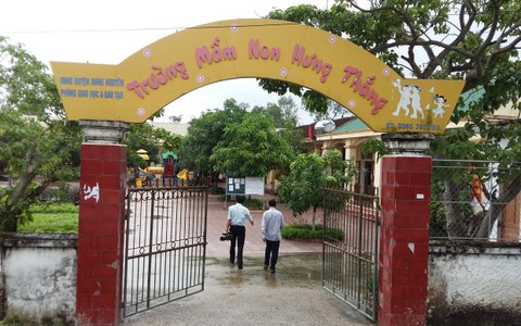 Cho hơn 100 trẻ nghỉ học để phản đối hiệu trưởng