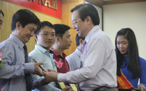 Thầy giáo đúng nghĩa không phải cứ dạy hết tiết rồi về
