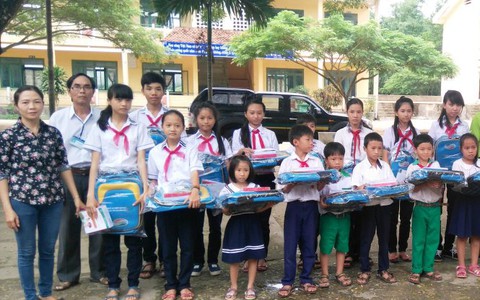 Thầy cô phụ trách Đội giúp học trò vượt qua số phận