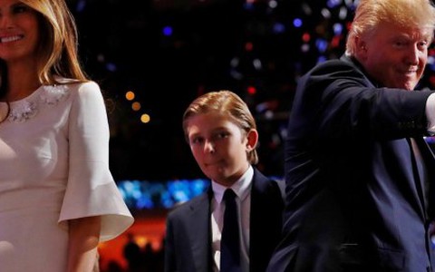 Thương con, ông Trump cho cậu út không cần về Washington