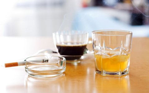 ​Không nên uống rượu cùng với đồ uống có cafein