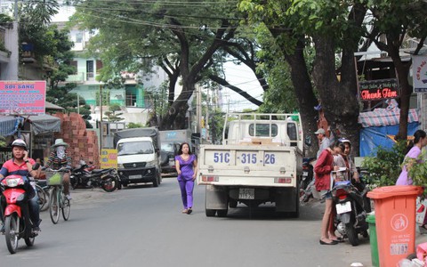 Xe tải đậu chiếm lòng đường