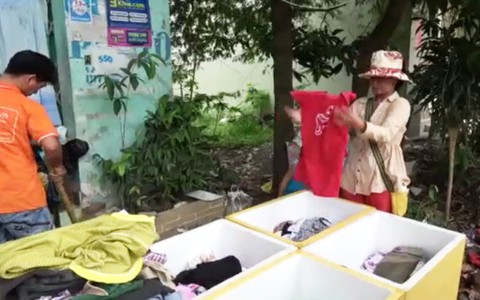 Thanh niên mở shop quần áo miễn phí: ai cần cứ lấy
