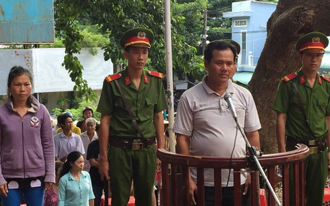 Phạt công an viên bỏ phiếu bầu cử thay 22 người 18 tháng tù