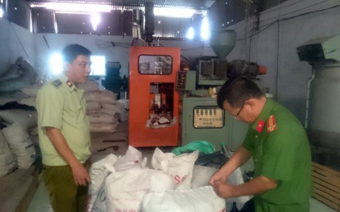 Tạm giữ 2 nghi phạm sản xuất dầu nhớt giả