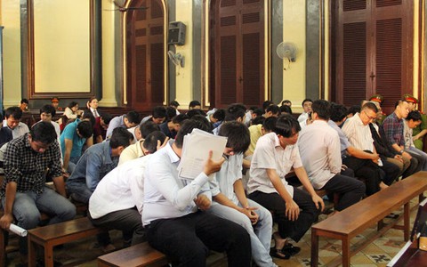 63 bị cáo đánh bạc hàng trăm tỉ đồng hầu tòa
