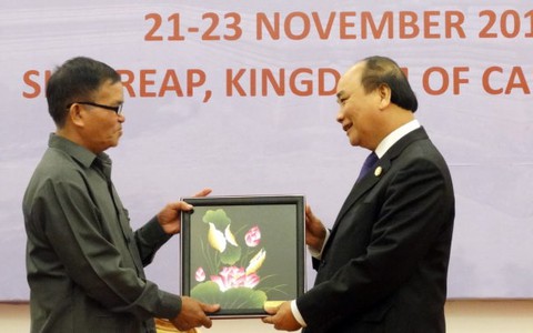 ​Thủ tướng tặng gạo cho bà con Việt kiều nghèo tại Campuchia