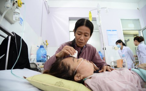 Tuổi 20 của cô gái bị kẻ nghi nhiễm HIV chích kim vào ngực
