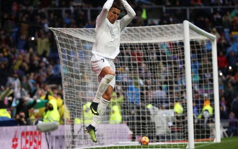 Ronaldo tỏa sáng, Real bỏ xa Barca 7 điểm