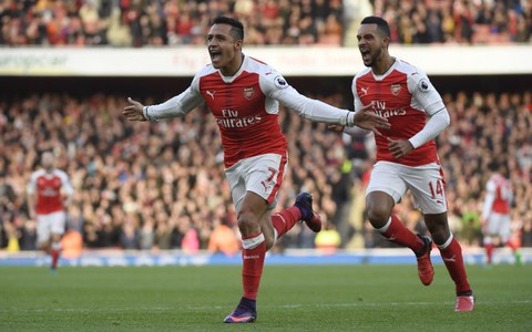 Sanchez lập cú đúp, Arsenal bám sát nhóm dẫn đầu