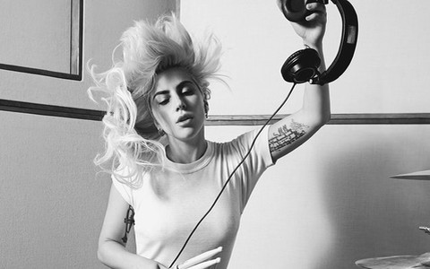 Lady Gaga rơi nước mắt kể chuyện đằng sau ánh hào quang