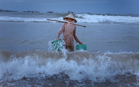 Gánh nước nuôi con