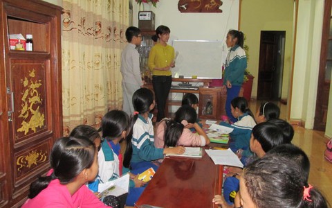 Cô giáo nghiệp dư dạy tiếng Anh miễn phí cho học trò