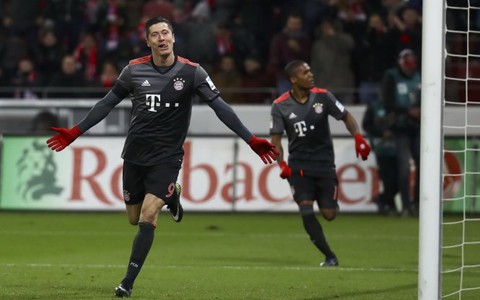 Lewandowski tỏa sáng, B.M lội ngược dòng đá bại Mainz 05