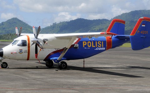 ​Máy bay Indonesia chở ít nhất 12 người rơi xuống biển