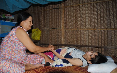 ​Mẹ nằm liệt giường, hai trẻ côi cút