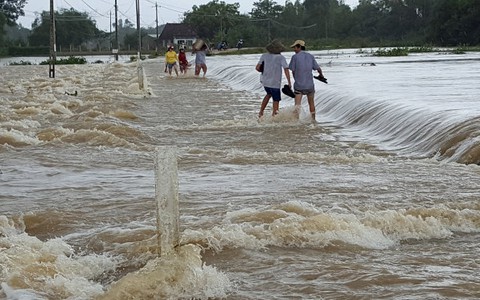 Gồng mình chịu trận lũ chồng lũ