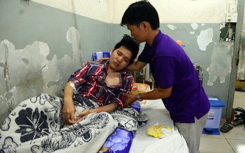 Gánh nặng bệnh hiểm nghèo: Bất ngờ bệnh nặng, không tiền