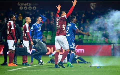 Điểm tin sáng 9-12: Metz đóng cửa khán đài sau vụ ném pháo vào người cầu thủ