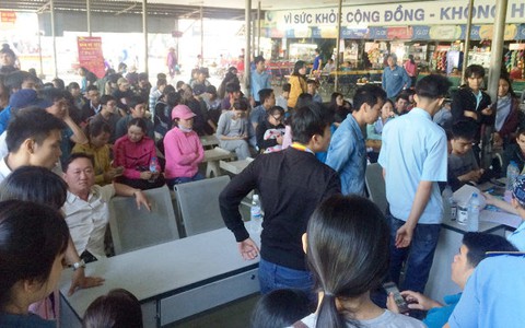 Vé xe Tết: Xếp hàng từ 1g sáng vẫn phải mua vé ngồi