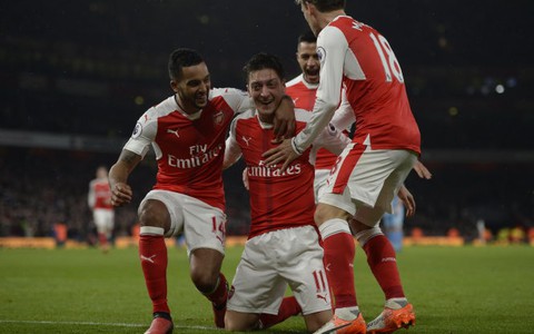Thắng ngược Stoke, Arsenal tạm chiếm ngôi đầu
