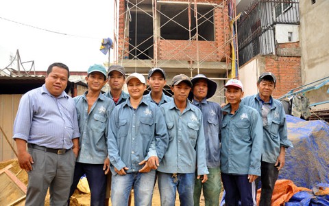 Ông chủ thầu nhận thợ câm điếc vào làm việc