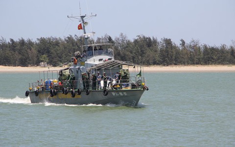 Cứu nạn 15 ngư dân trên tàu cá bị đâm chìm