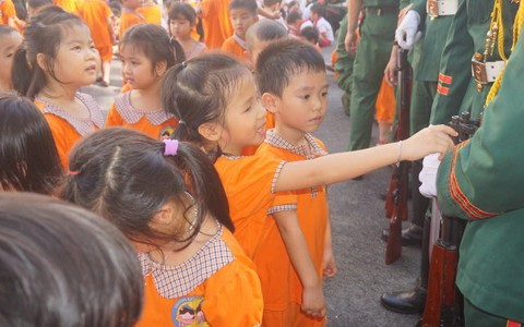 “A, chú bộ đội bồng súng kìa”