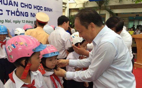 Trao tặng mũ bảo hiểm đạt chuẩn cho học sinh tại Đồng Nai và Bình Phước