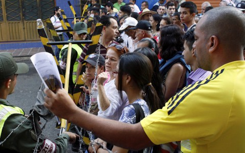 Venezuela đóng cửa biên giới với Colombia ngăn tội phạm tiền tệ