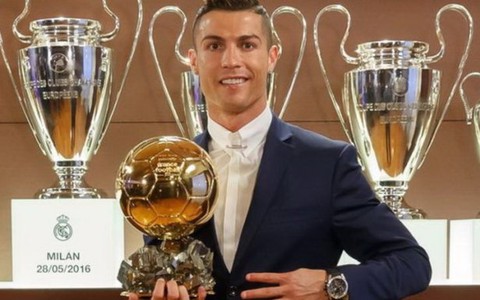 Ronaldo tri ân đồng đội sau khi đoạt Quả bóng vàng