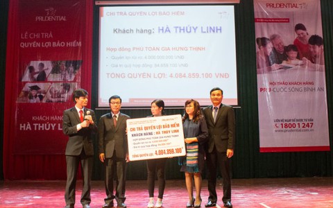 Gia đình doanh nhân Hà Linh nhận 4 tỉ đồng bảo hiểm