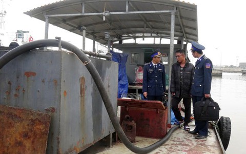Bắt một tàu chở 35.000 lít dầu vi phạm