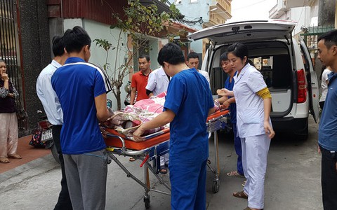 Ly kỳ ca mổ cứu người trên gác xép
