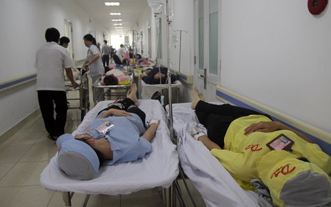Hàng chục công nhân nhập viện sau bữa ăn chay