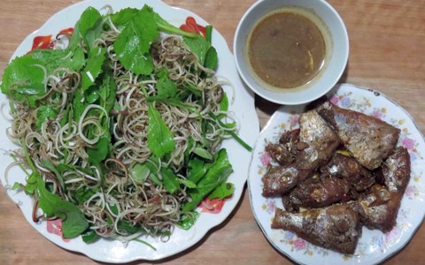 Thương rau chua lẻ ngày mưa lũ