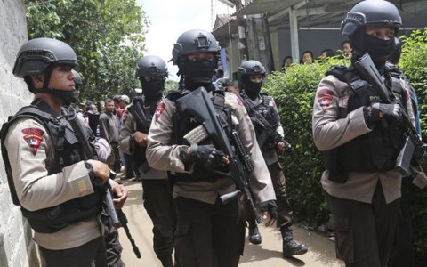 Cảnh sát Indonesia đấu súng, diệt 3 kẻ mưu đánh bom liều chết