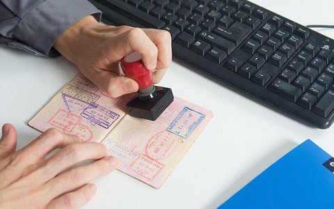 Bạn có bị hỏi 'khó đỡ' khi nhập cảnh các nước?