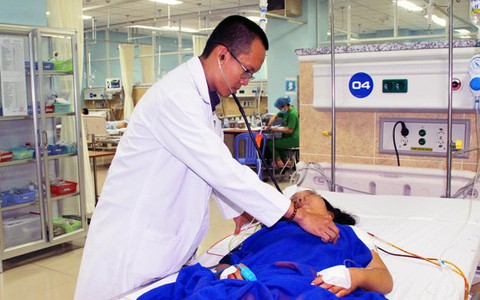 ​Cứu sống một phụ nữ bị chồng đâm thủng phổi