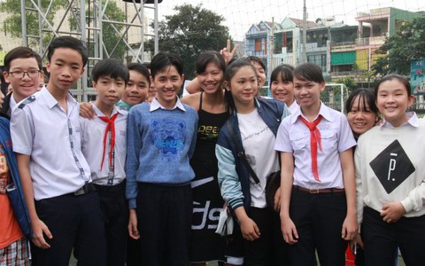 Học bơi chống đuối nước với Ánh Viên