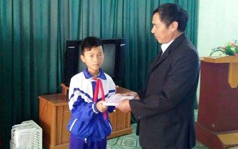 Nam sinh lớp 5 trả lại dây chuyền 3 chỉ vàng nhặt được