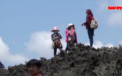 Mê chụp 'tự sướng' bất chấp mạng sống tại Hang Rái