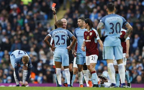 Điểm tin sáng 5-1: Fernandinho bị treo giò 4 trận