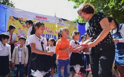 Xuân ấm áp cho học sinh vùng biên