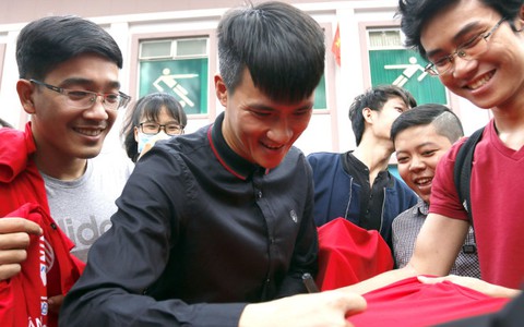 Công Vinh bán vé, ký tặng cho người hâm mộ TP.HCM