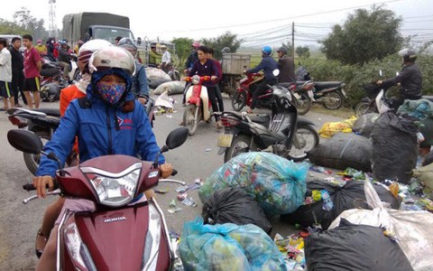 Đổ rác ra đường phản đối việc đốt rác