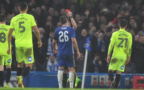 Terry nhận thẻ đỏ, Chelsea vẫn thắng đậm Peterborough