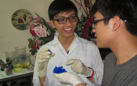 Chàng trai tinh thể rời giảng đường mở cửa hàng làm ăn